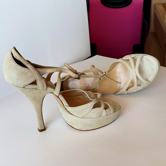 New Colin Stuart 4 1/2" suede cream heel size 7 NWT - Picture 1 of 9